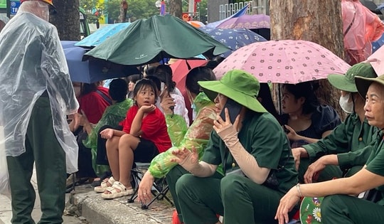 Người dân 'đội mưa', căng bạt từ chiều chờ xem tổng duyệt A80