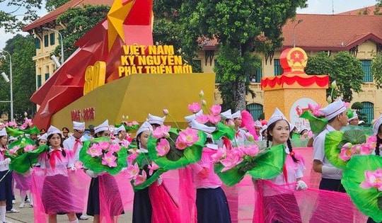 Người dân đã 'phủ kín' các con phố sẽ diễn ra Tổng duyệt A80