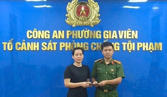 Nhờ công an tìm giúp, người phụ nữ Hải Phòng nhận lại 50 triệu đồng đánh rơi trên đường