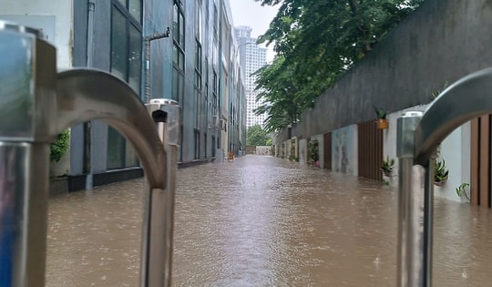 Hà Nội mưa rất lớn từ chiều nay và kéo dài đến sáng 1/9