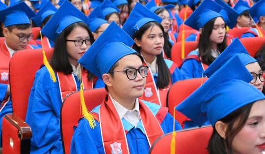 Khóa bác sĩ 'đặc biệt' của Trường Đại học Y Hà Nội nhận bằng tốt nghiệp