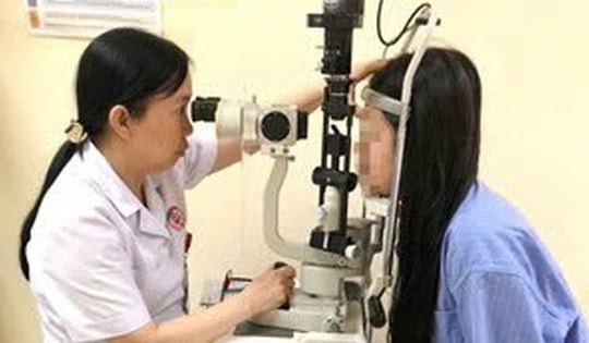 Cô gái bị loét giác mạc vì đeo kính áp tròng thay kính thường ròng rã