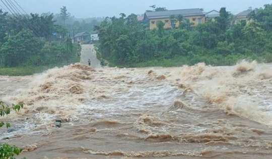 Nước cuồn cuộn đổ về ngập cầu, chia cắt nhiều hộ dân ở Quảng Trị