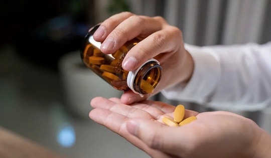 Có nên uống vitamin tổng hợp hàng ngày để tăng sức đề kháng?