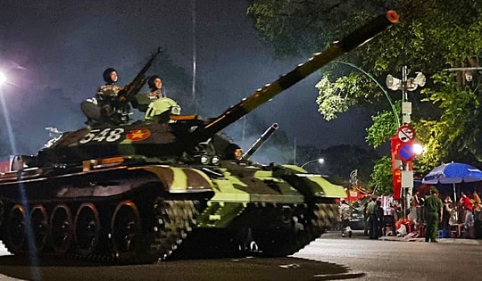 Khí tài quân sự tập kết từ rạng sáng chuẩn bị tổng duyệt diễu binh