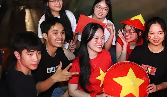 Đêm không ngủ ở Hà Nội: Cựu chiến binh, sinh viên háo hức đón chờ tổng duyệt diễu binh