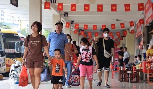 Bến xe Hà Nội vắng vẻ, khách bay tăng cao trước ngày nghỉ lễ Quốc khánh 2/9