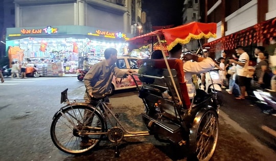 Mỗi chuyến thu 250.000 đồng, tài xế xích lô 'hốt bạc' dịp 2/9