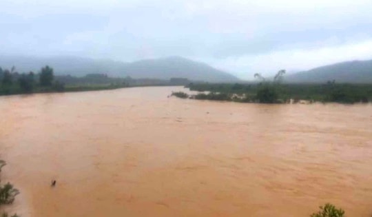 Mưa lớn gây ngập sâu, bản Rào Tre bị cô lập