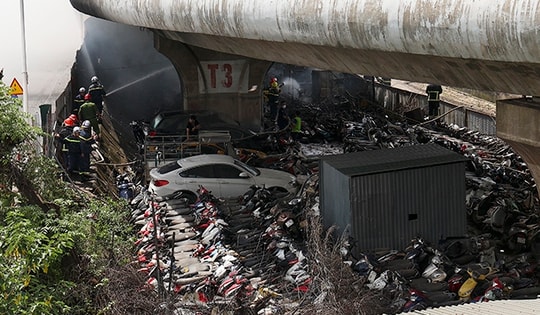 Cháy bãi giữ xe gần cầu Vĩnh Tuy, cột khói khổng lồ bốc lên khiến người dân náo loạn
