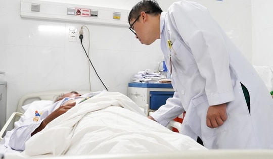 Người đàn ông 58 tuổi thủng đại tràng, áp xe gan do nuốt phải xương