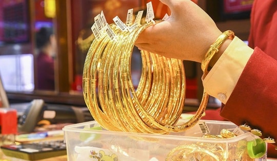 Giá vàng hôm nay ngày 30/8 tăng vùn vụt lên đỉnh cao mới