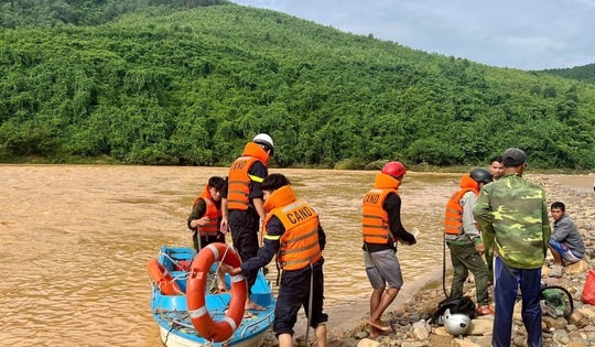 Giải cứu 5 người bị kẹt ở đập tràn gần 2 ngày do nước lũ dâng cao