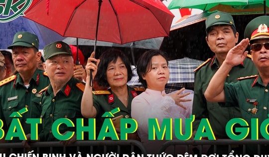 Xúc động hình ảnh cựu chiến binh và người dân đội mưa, thức xuyên đêm chờ tổng duyệt diễu binh