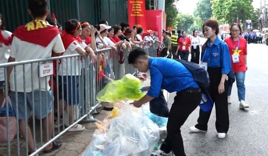 Lặng lẽ mà rực sáng, sinh viên tình nguyện đồng hành cùng Đại lễ A80