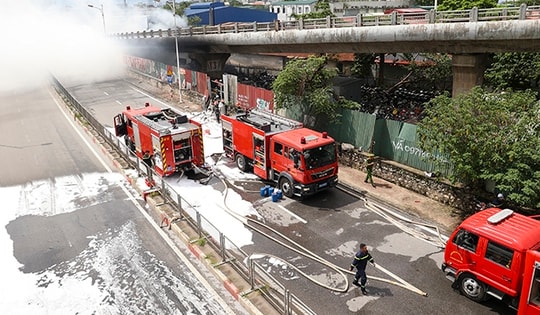 Sẽ kiểm tra an toàn kết cấu cầu Vĩnh Tuy sau vụ cháy bãi xe dưới gầm cầu