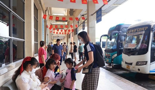 Hà Nội: Bến xe 'đìu hiu' hành khách, các cầu sang Triển lãm ở Đông Anh tắc cứng