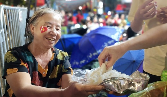 Tổng duyệt diễu binh, diễu hành A80: Ấm áp nghĩa tình Hà Nội từ những nắm cơm muối vừng