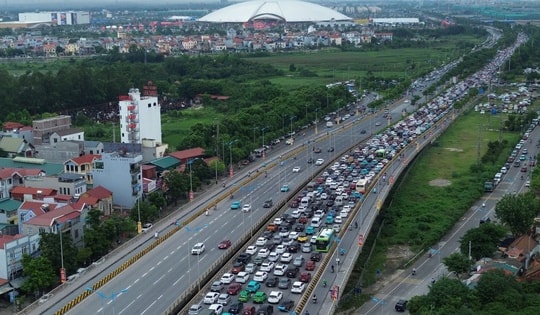 Ùn tắc hàng cây số, hàng vạn người chen chân về Trung tâm Triển lãm Quốc gia