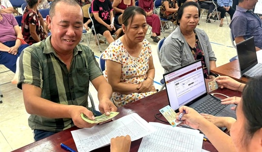 Người dân phấn khởi đi nhận 100.000 đồng dịp Quốc khánh 2/9