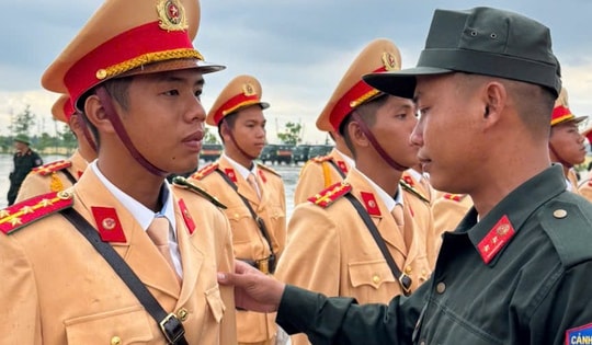 Mẹ qua đời, chiến sĩ nén đau thương, hoàn thành nhiệm vụ A80 trước khi về chịu tang