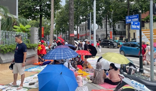 Dầm mưa dãi nắng giữ chỗ sớm 2 ngày để xem diễu binh 2/9