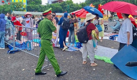 Phường Ba Đình bố trí thêm ghế cho cựu chiến binh và vận động người dân không 'cắm trại'