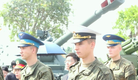 Quân nhân Nga, Lào, Campuchia chiêm ngưỡng khí tài của QĐND Việt Nam tại Triển lãm thành tựu đất nước