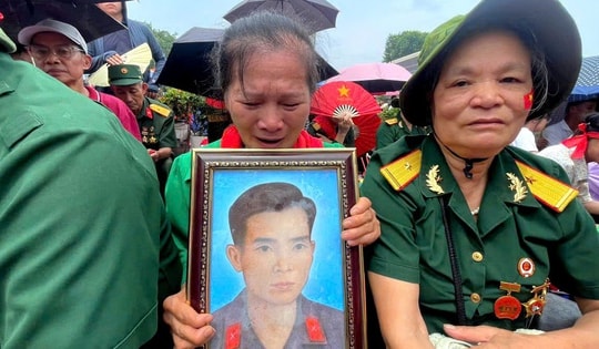 Con gái liệt sĩ đưa ảnh cha dự Lễ diễu binh, diễu hành kỷ niệm Quốc khánh 2/9: 'Bố ơi, hòa bình đẹp lắm! '