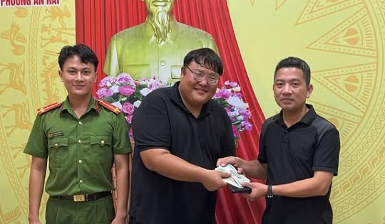 Du khách Hàn Quốc nhận lại trên 31 triệu đồng và hơn 100 USD đánh rơi