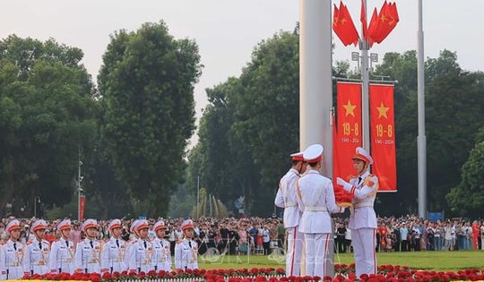 Hàng nghìn người dân tham dự Lễ Thượng cờ tại Quảng trường Ba Đình