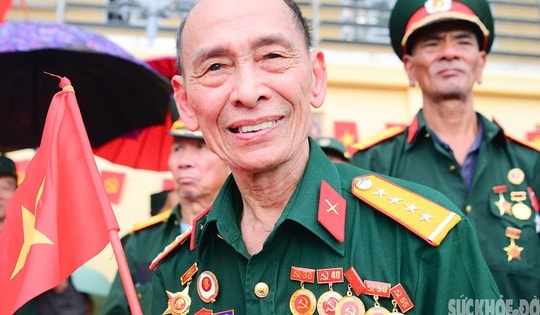 Chia sẻ xúc động của người cựu chiến binh chờ xem diễu binh, diễu hành khi Hà Nội mưa bất chợt