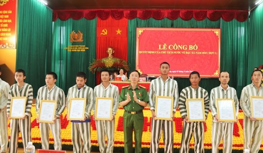 Trao quyết định đặc xá của Chủ tịch nước cho 255 phạm nhân ở Trại giam Đại Bình