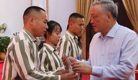 Phó Thủ tướng chúc mừng 435 phạm nhân được đặc xá tại Trại tam giam Phú Sơn 4