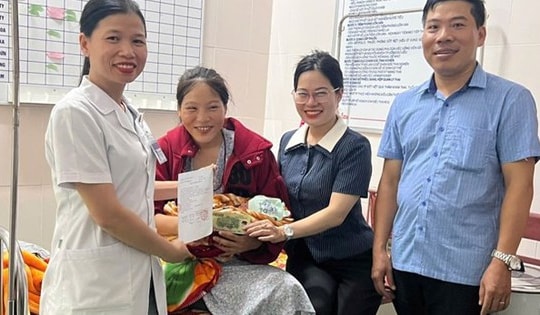 Đi nhận quà Quốc khánh, sản phụ chuyển dạ sinh con được thêm 1 phần quà