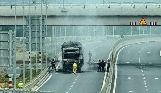 Xe đầu kéo bốc cháy dữ dội trên cao tốc đoạn qua Hà Tĩnh