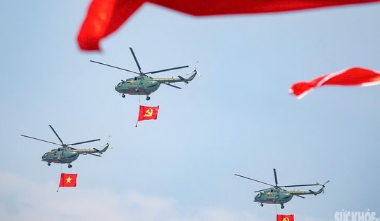 Ngắm lại trực thăng kéo cờ Đảng, cờ Tổ Quốc qua Quảng trường Ba Đình trước ngày đại lễ