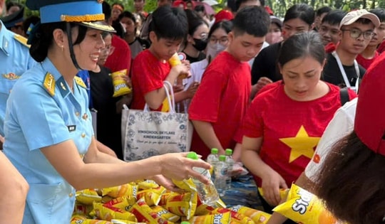 Chiến sĩ Phòng không – Không quân 'tiếp sức' cho người dân xem diễu binh, diễu hành