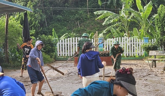 Thanh Hóa: Trường học vùng biên ngập bùn, lực lượng chức năng vào cuộc