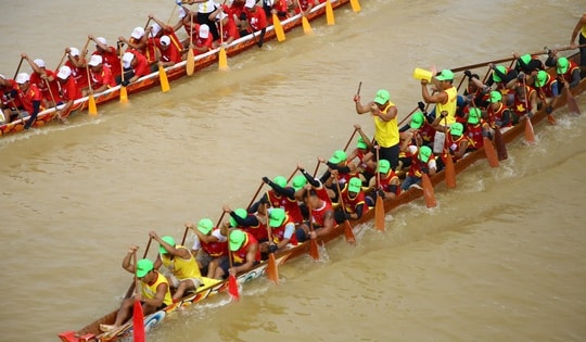 Lễ hội đua thuyền mừng Tết Độc lập trên dòng sông chảy ngược