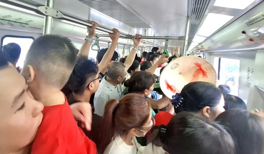 Tàu điện Cát Linh - Hà Đông chật ních, nhiều người không thể lên tàu đến trung tâm Hà Nội