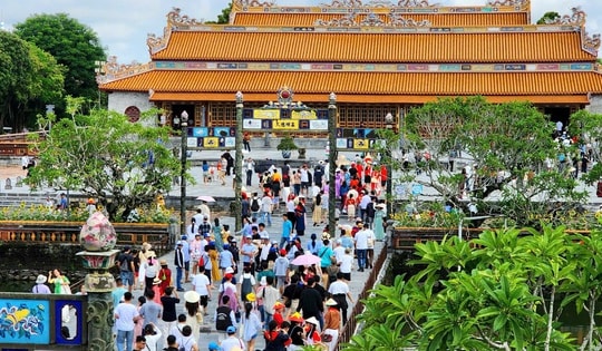 Sắc đỏ sao vàng rực rỡ trong dòng người tham quan di tích Huế ngày Quốc khánh