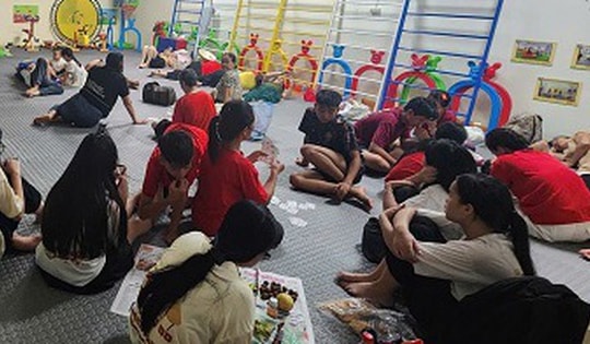 Trường mẫu giáo ở Ba Đình mở cửa đón người dân nghỉ qua đêm xem diễu binh