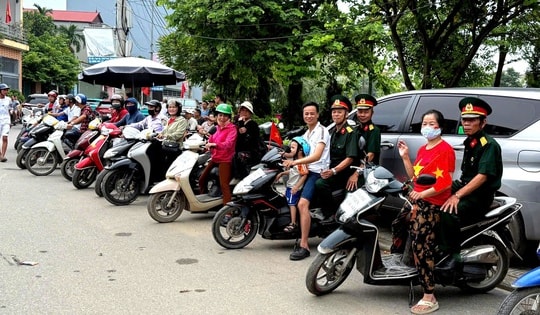 Xe ôm 0 đồng chở người dân đi xem Triển lãm Quốc gia: 'Em ơi, xe đây!'