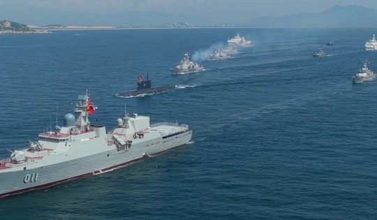 Video: Tàu diễu binh trên biển theo đội hình chữ A