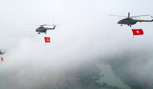 Máy bay vượt mây trình diễn kéo cờ, thả bẫy nhiệt trước Quảng trường Ba Đình trong ngày Quốc khánh