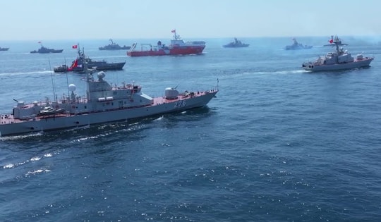 Video: Tàu diễu binh trên biển theo đội hình quả trám