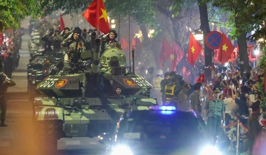 Nhìn lại hình ảnh tuyệt đẹp của những chiếc xe tăng, thiết giáp tham gia diễu binh, diễu hành