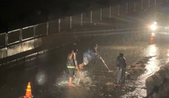 Cơn mưa lớn làm cát tràn xuống cao tốc Vĩnh Hảo - Phan Thiết