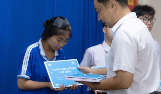 TPHCM trao học bổng đỡ đầu cho trẻ em mồ côi do COVID-19